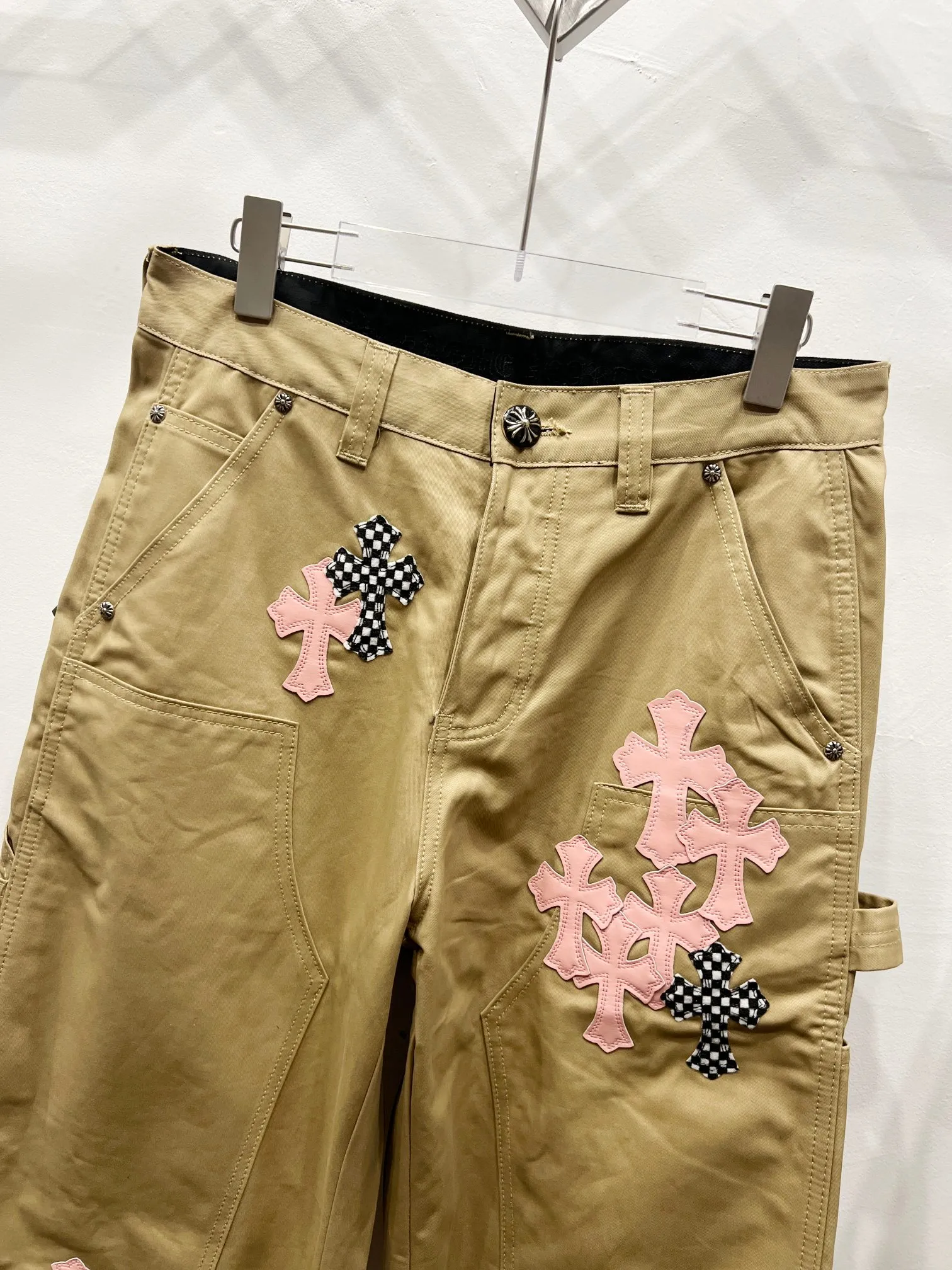 P260 Style number: (c034) ChromeHearts & ChromeHearts 2025 new khaki wood pink checkerboard cross leather couple's loose jeans Top quality ceiling quality Styles with different wash textures, very friendly to people with thin legs and thick legs, straight and loose version very flattering leg shape Timeless moderate length, easy to match with casual, basic styling for various styles, a must-have in the wardrobe! The fabric is stiff but also makes the upper body soft without losing texture. The washing process is even more perfect. It is a must-have item for everyone! ! ! Washed wheat, hang tag, pants label, three labels complete Color: Khaki Size: 28-30-32-34